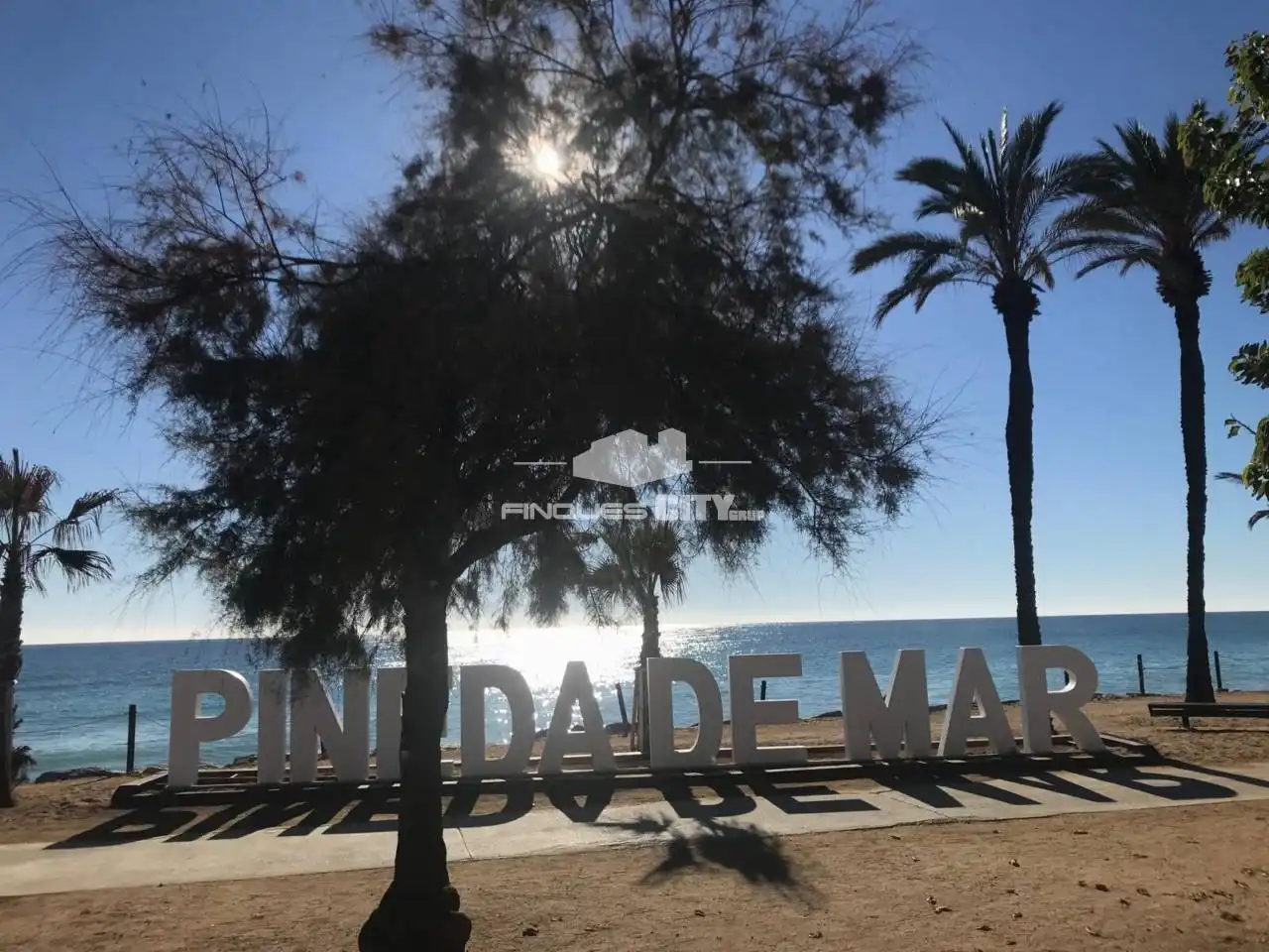 Vista exterior de Estudi en venda en Pineda de Mar amb Moblat i Piscina comunitària