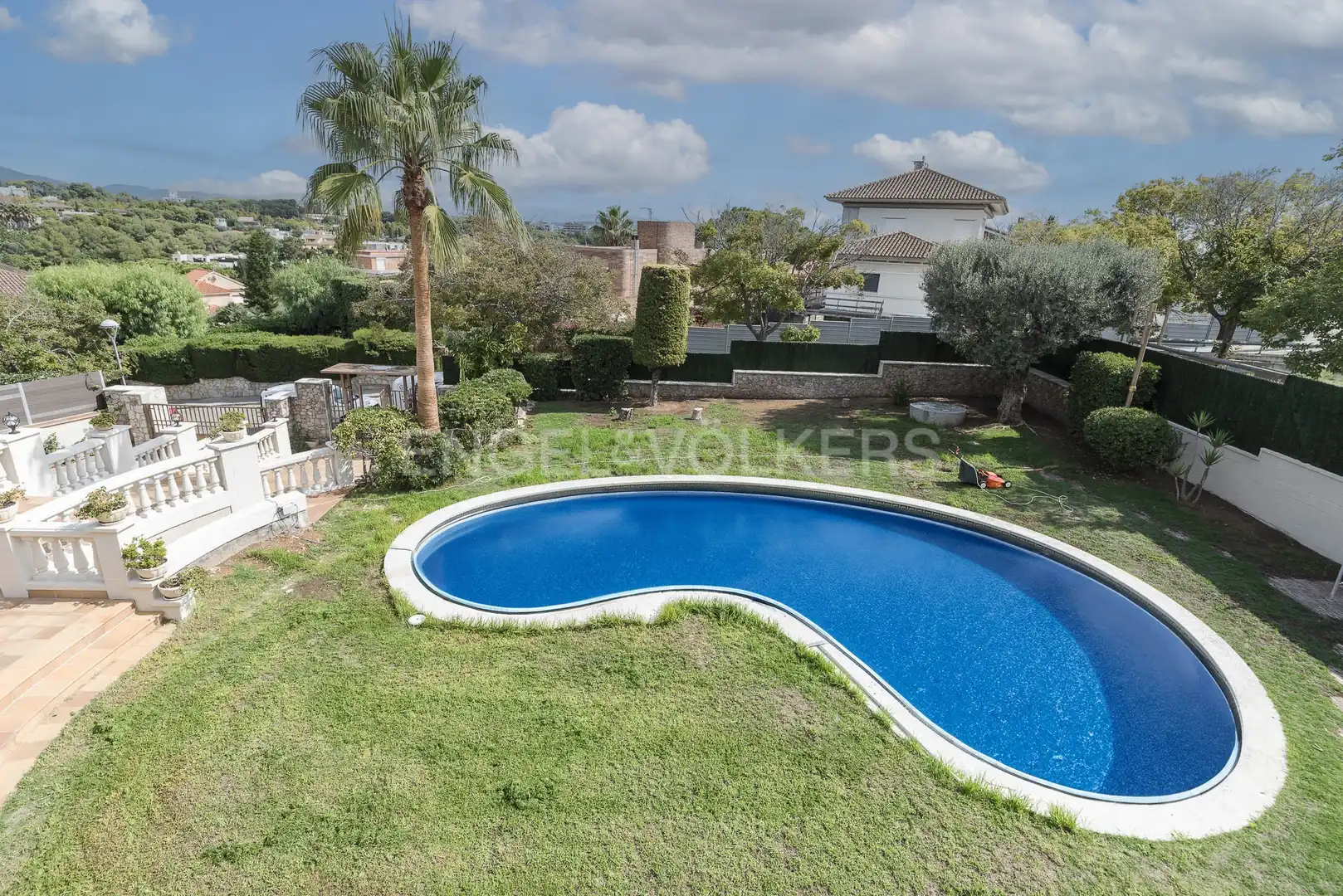 Piscina de Casa o xalet en venda en Vilanova i la Geltrú amb Aire condicionat, Calefacció i Jardí privat