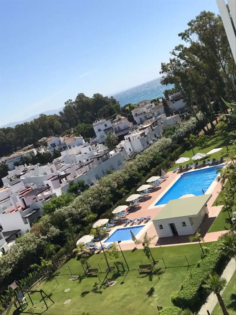 Außenansicht von Maisonette zum Verkauf in Benahavís mit Klimaanlage, Terrasse und Schwimmbad