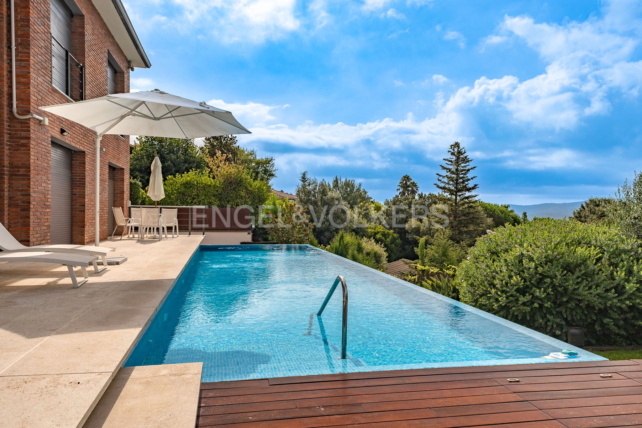 Piscina de Casa o xalet en venda en Cerdanyola del Vallès amb Aire condicionat, Calefacció i Jardí privat