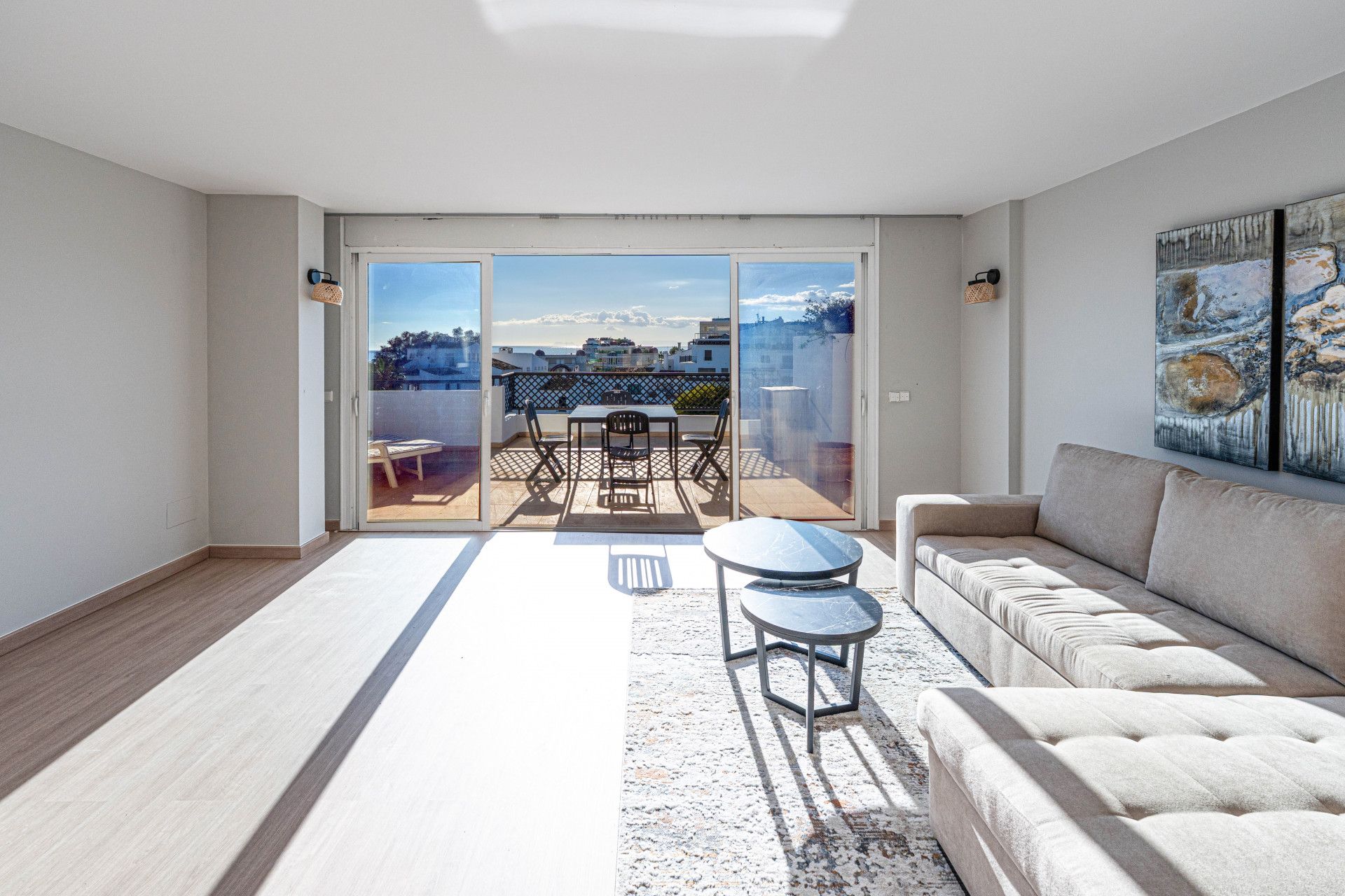 Sala d'estar de Àtic de lloguer en Marbella amb Aire condicionat, Jardí privat i Terrassa