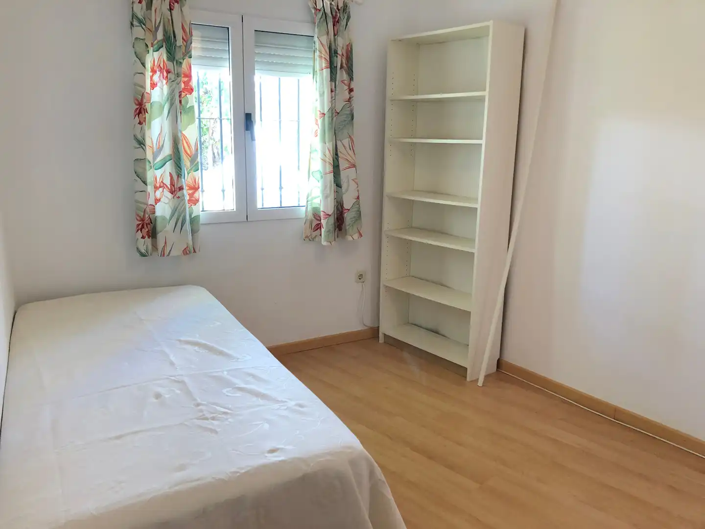 Schlafzimmer von Dachboden zum Verkauf in Marbella mit Parkett, Terrasse und Ofen