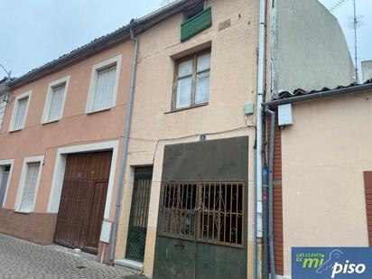 Vista exterior de Casa o xalet en venda en Íscar amb Jardí privat, Terrassa i Traster