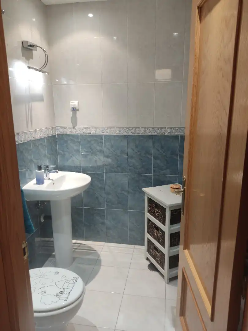 Bany de Casa adosada en venda en Seseña amb Calefacció, Terrassa i Moblat
