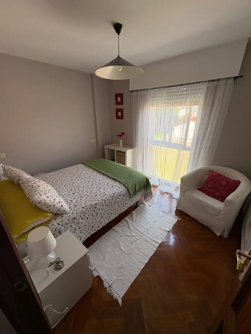 Schlafzimmer von Wohnungen zur Miete in Culleredo mit Heizung, Parkett und Möbliert