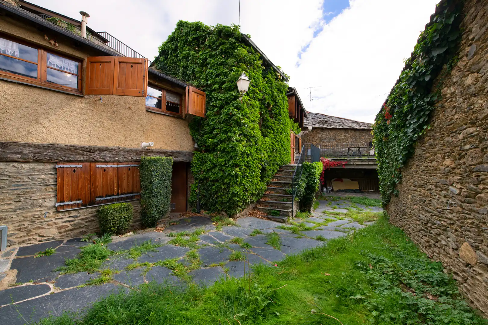Vista exterior de Finca rústica en venda en Bolvir amb Calefacció, Jardí privat i Parquet