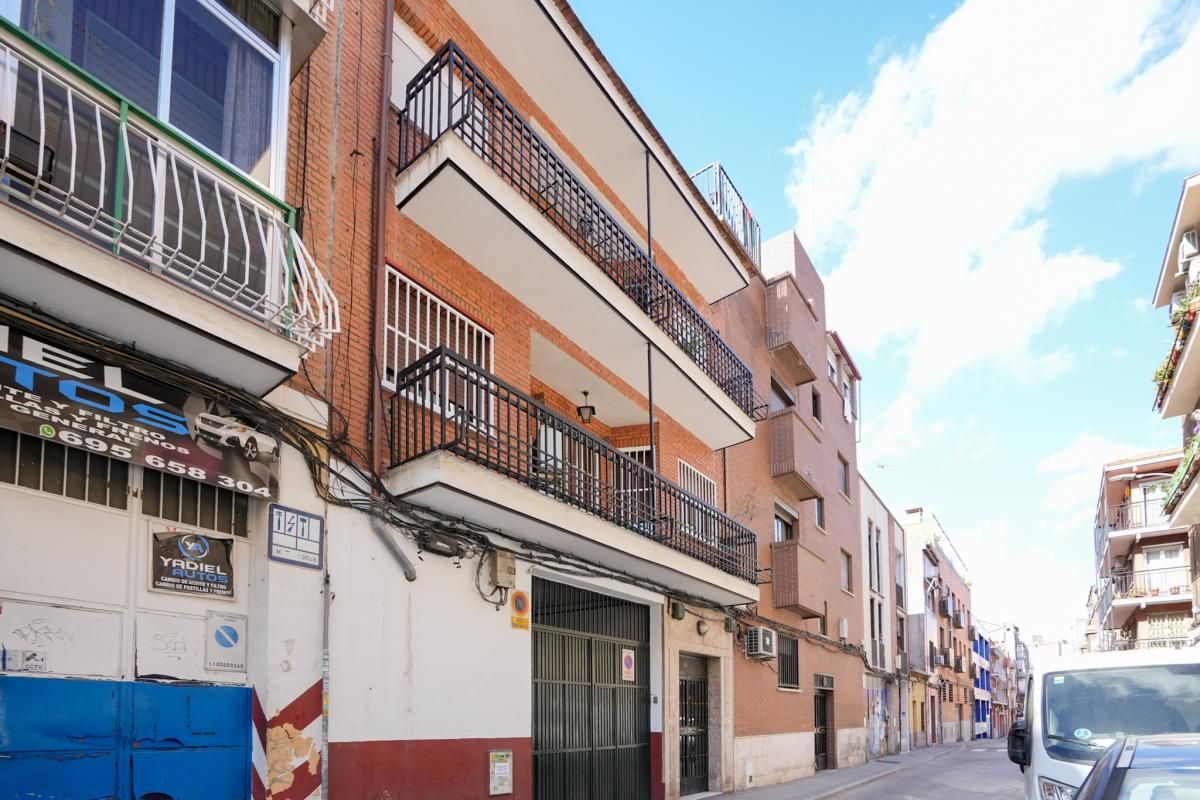 Exterior view of Building for sale in  Madrid Capital
