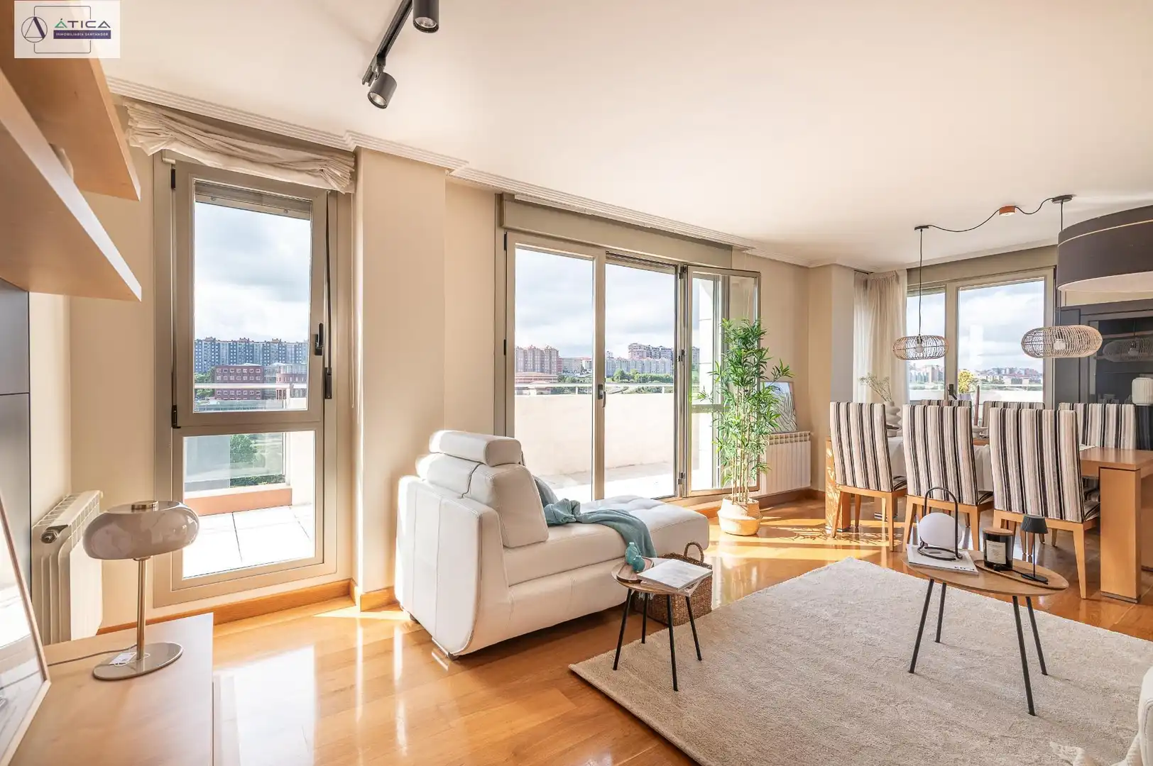 Sala de estar de Ático en venta en Santander con Calefacción, Jardín privado y Parquet