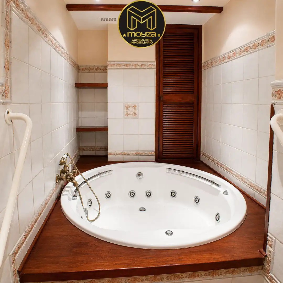 Bathroom of Flat for sale in Linares  with Air Conditioner, Heating and Storage room