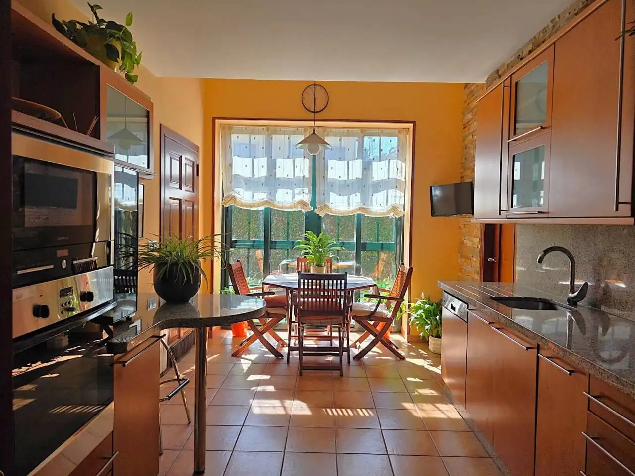 Esszimmer von Einfamilien-Reihenhaus zum Verkauf in Sada (A Coruña) mit Klimaanlage, Heizung und Privatgarten