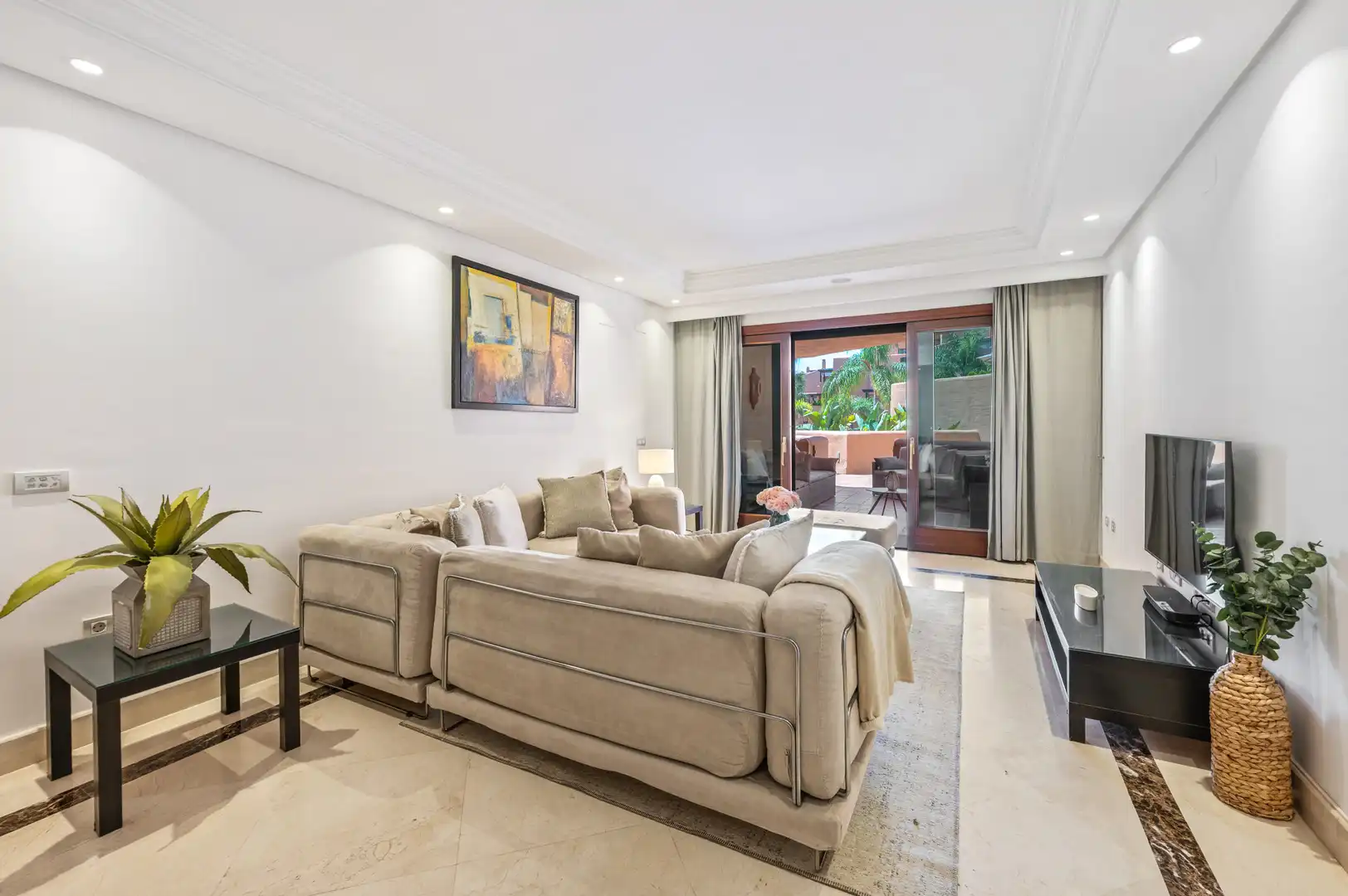 Sala de estar de Apartamento de alquiler en Estepona con Aire acondicionado, Terraza y Piscina