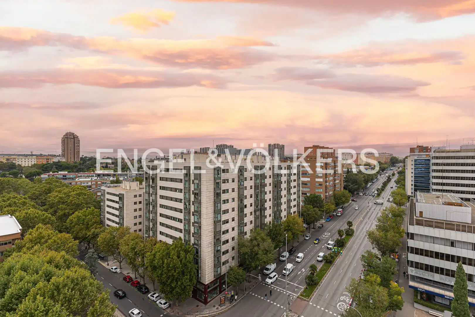 Außenansicht von Wohnung zum Verkauf in Madrid mit Klimaanlage, Heizung und Privatgarten
