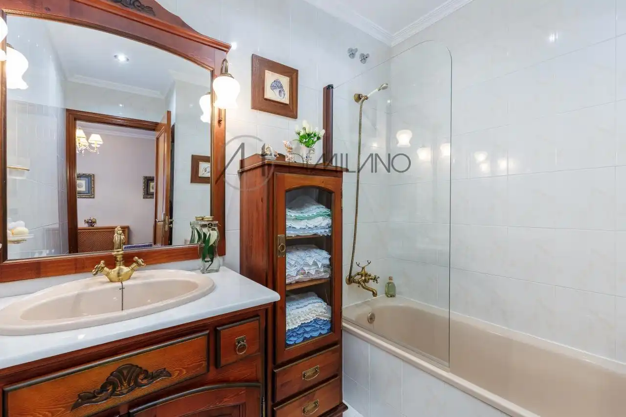 Baño de Casa adosada en venta en Vigo  con Calefacción, Jardín privado y Parquet