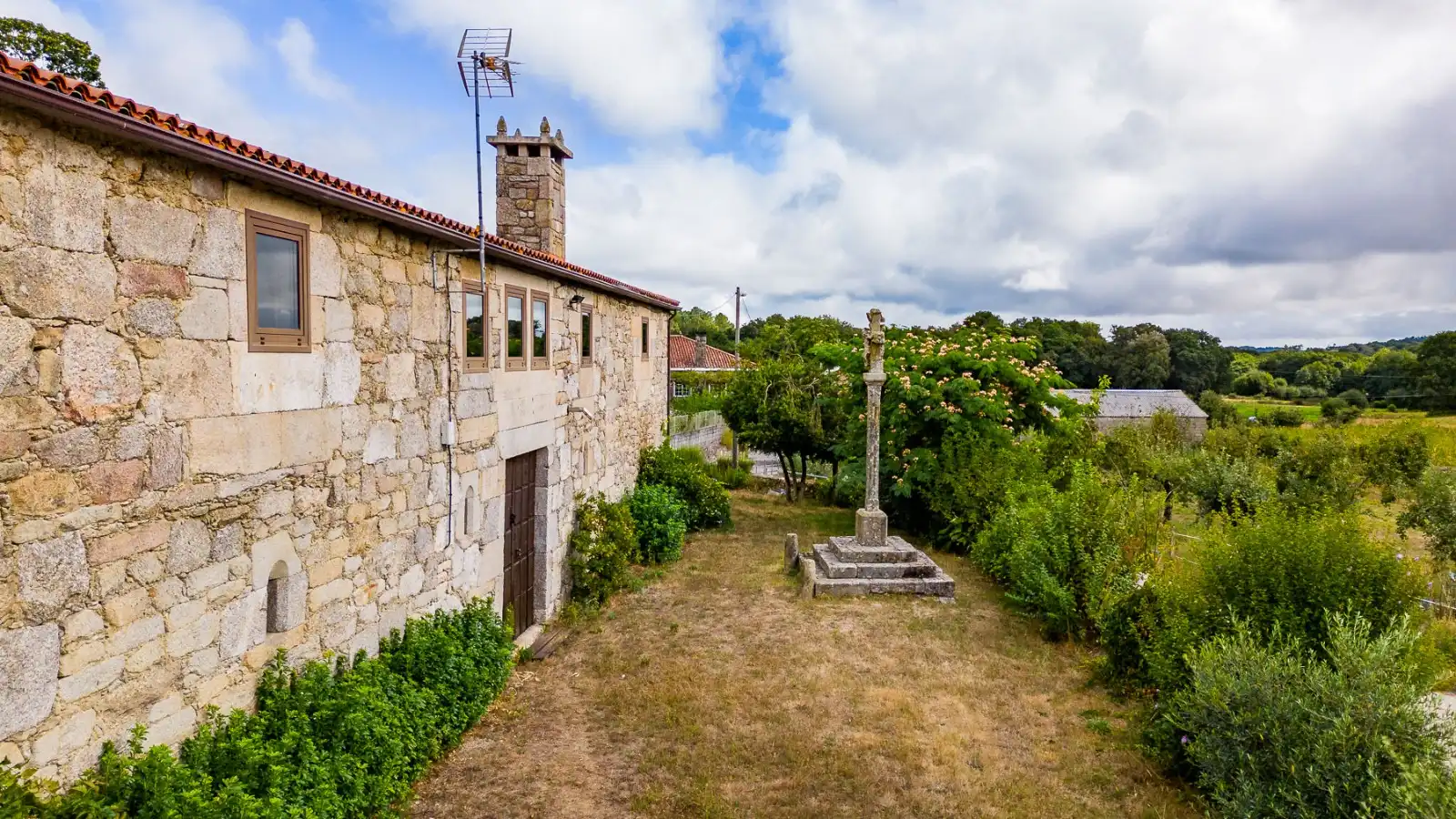 Vista exterior de Finca rústica en venda en Chantada amb Aire condicionat, Calefacció i Jardí privat