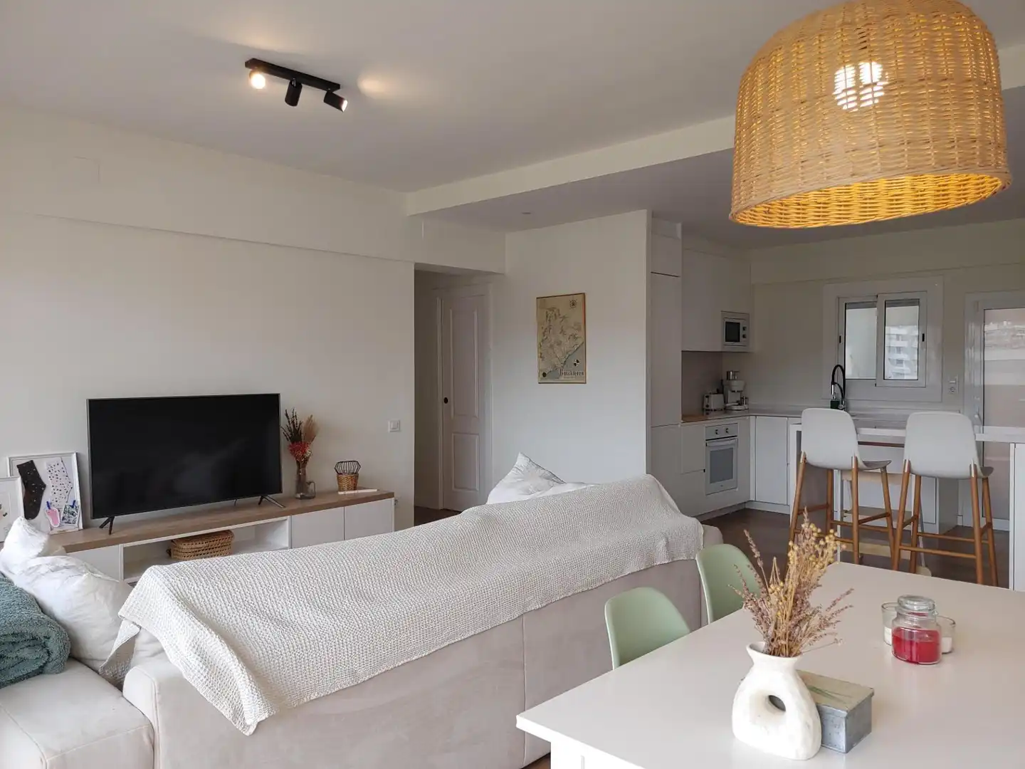 Living room of Flat for sale in L'Hospitalet de Llobregat  with Heating, Terrace and Balcony