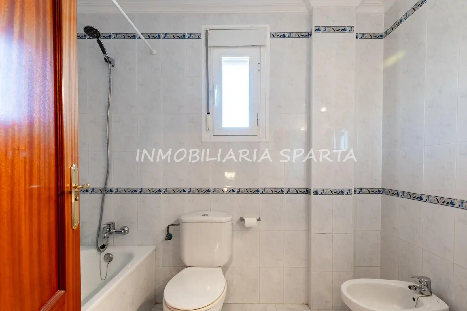 Bany de Casa adosada en venda en Espartinas amb Aire condicionat, Jardí privat i Forn