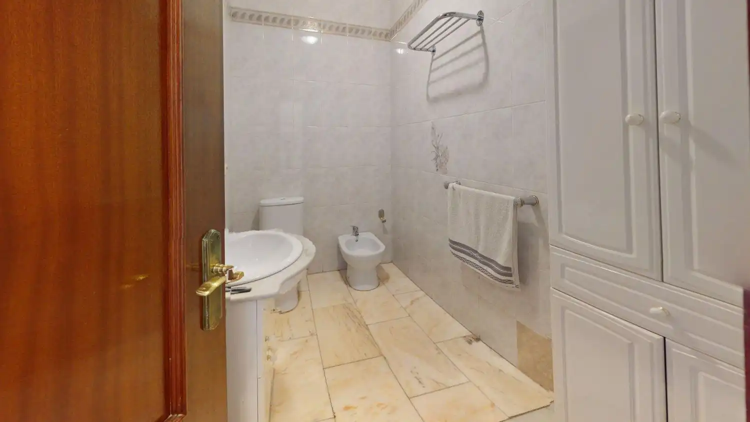 Bathroom of Flat for sale in Sevilla  with Air Conditioner, Terrace and Storage room