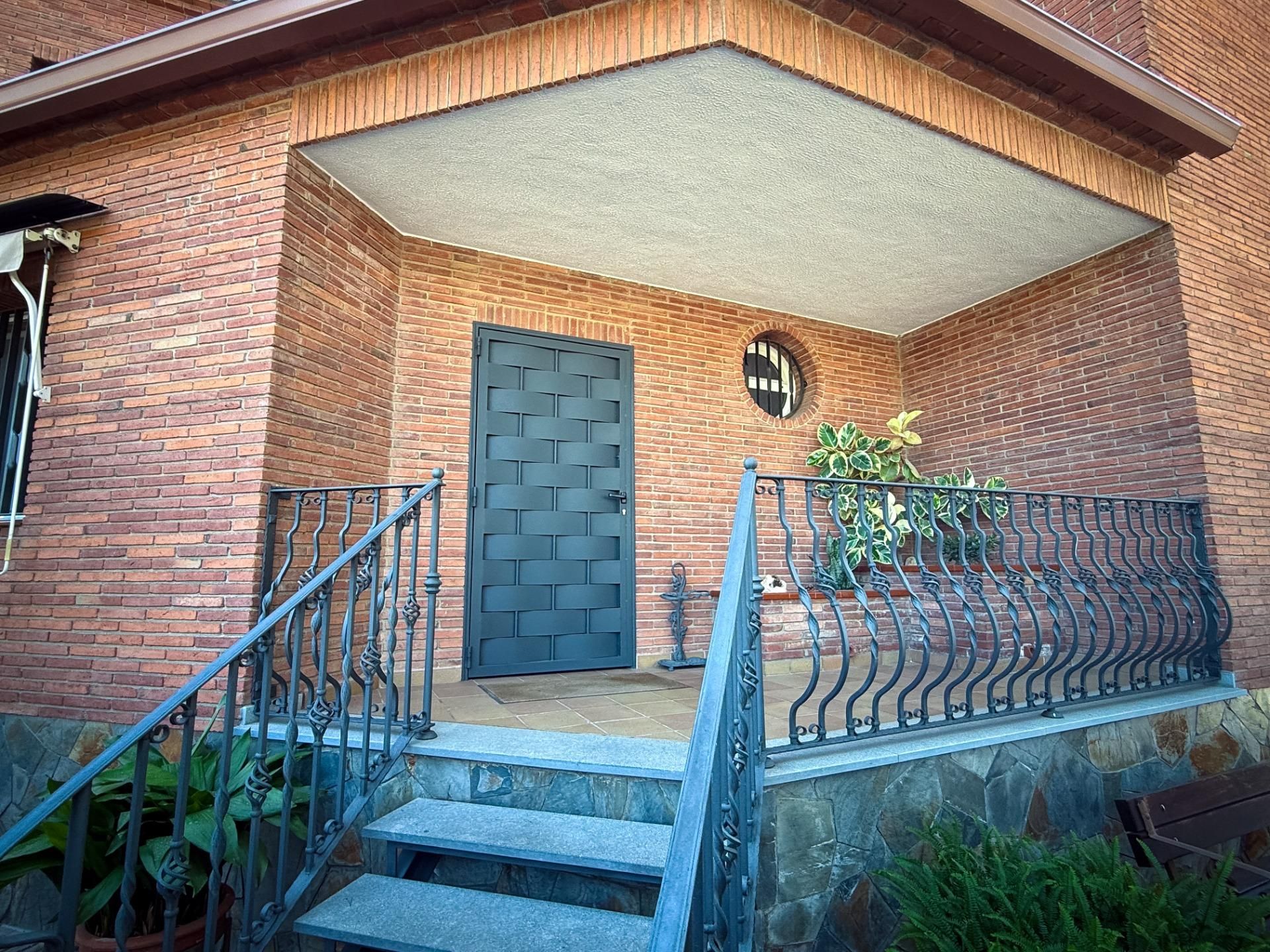 Vista exterior de Casa o xalet en venda en Calafell amb Aire condicionat, Calefacció i Jardí privat