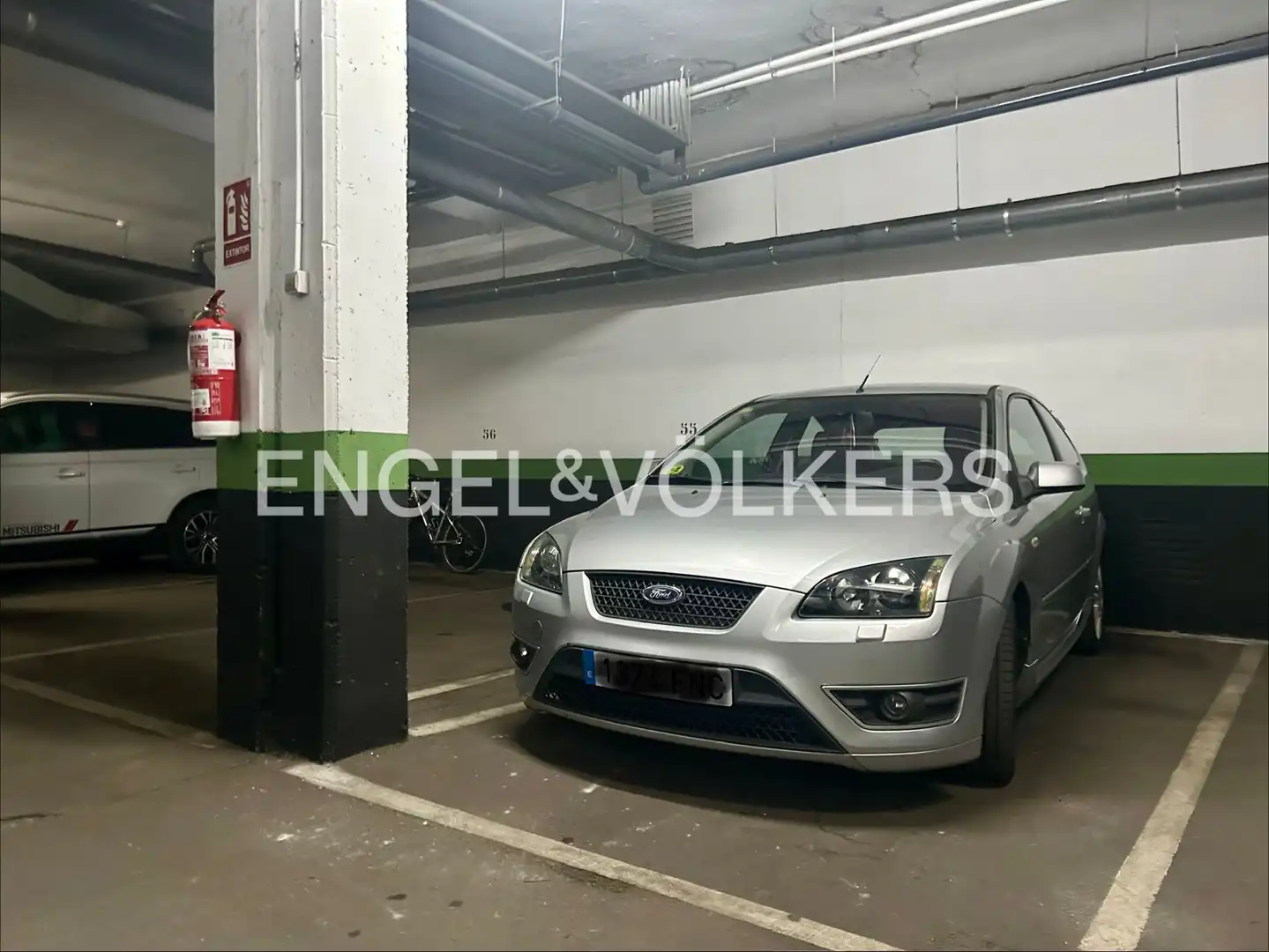 Aparcament de Pis en venda en Alcobendas amb Calefacció, Traster i Piscina