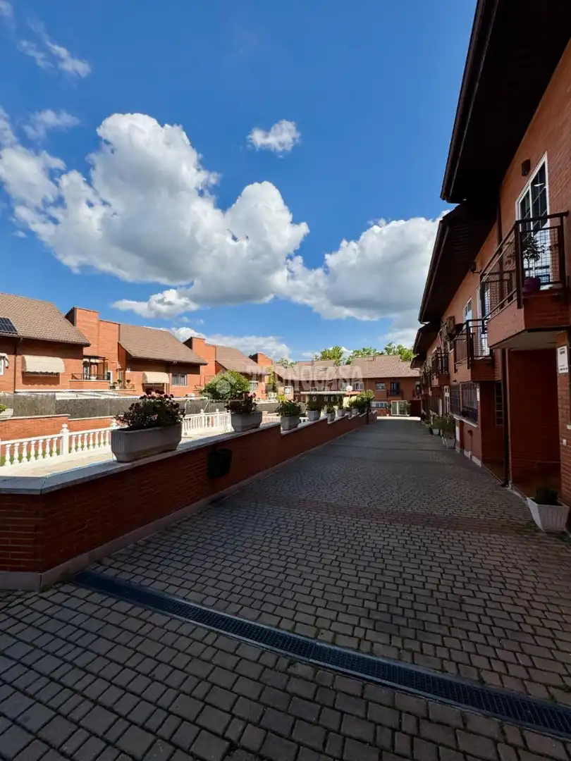 Terrasse von Einfamilien-Reihenhaus zum Verkauf in Alcalá de Henares mit Klimaanlage, Heizung und Gemeinschaftspool