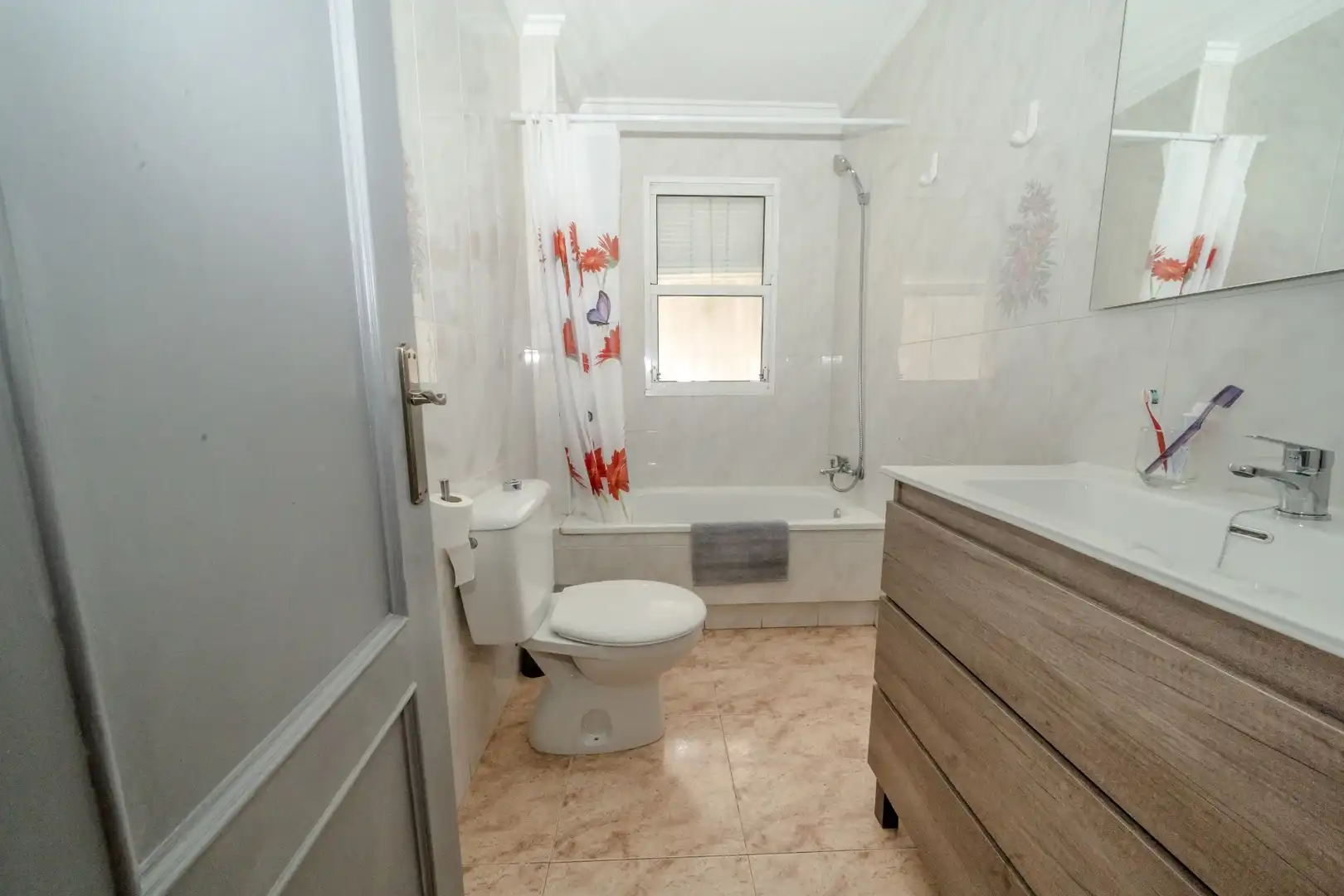 Baño de Apartamento de alquiler en Torrevieja con Aire acondicionado, Terraza y Piscina