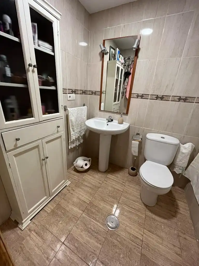 Baño de Piso en venta en Roquetas de Mar con Aire acondicionado, Terraza y Amueblado