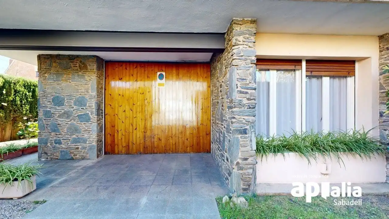 Vista exterior de Casa o xalet en venda en Barberà del Vallès amb Aire condicionat, Calefacció i Jardí privat
