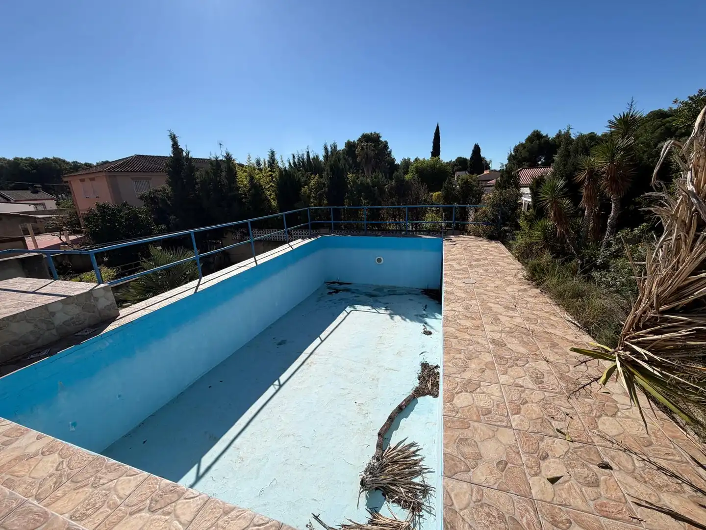 Schwimmbecken von Einfamilien-Reihenhaus zum Verkauf in Olocau mit Privatgarten, Terrasse und Schwimmbad