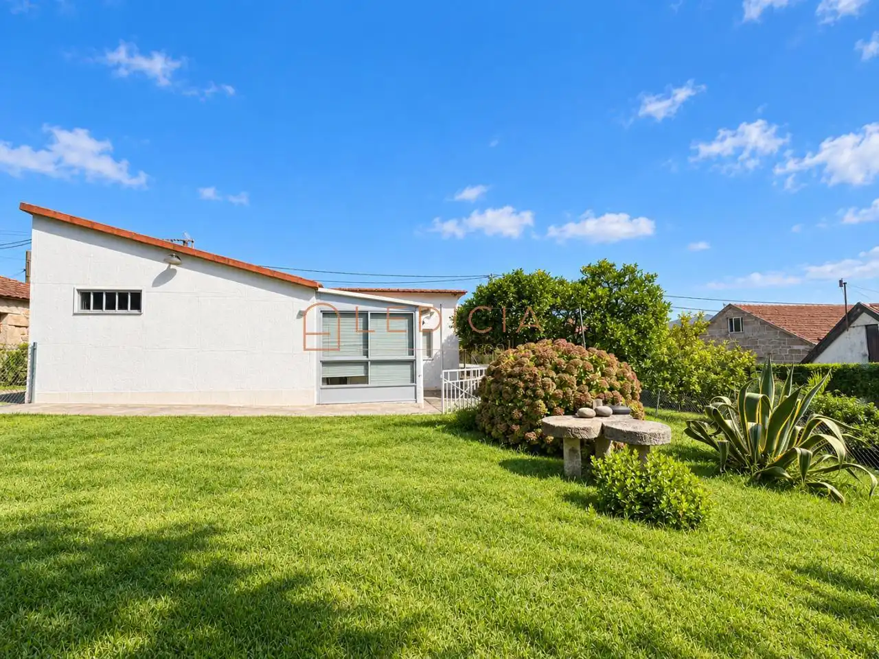 House with garden for sale in Montesiña 7