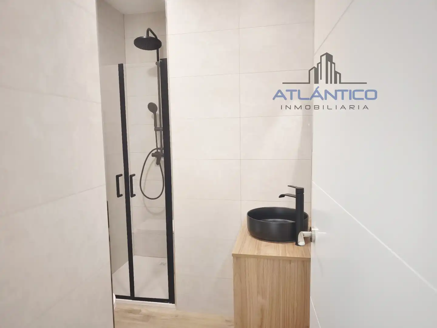 Bathroom of Apartments for rent in A Coruña Capital   with Heating, Oven and Washing machine
