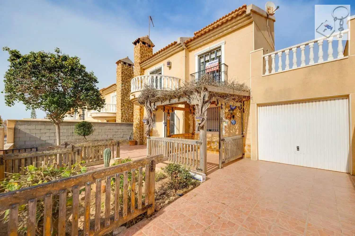 Vista exterior de Casa o chalet en venta en Torrevieja con Terraza y Piscina