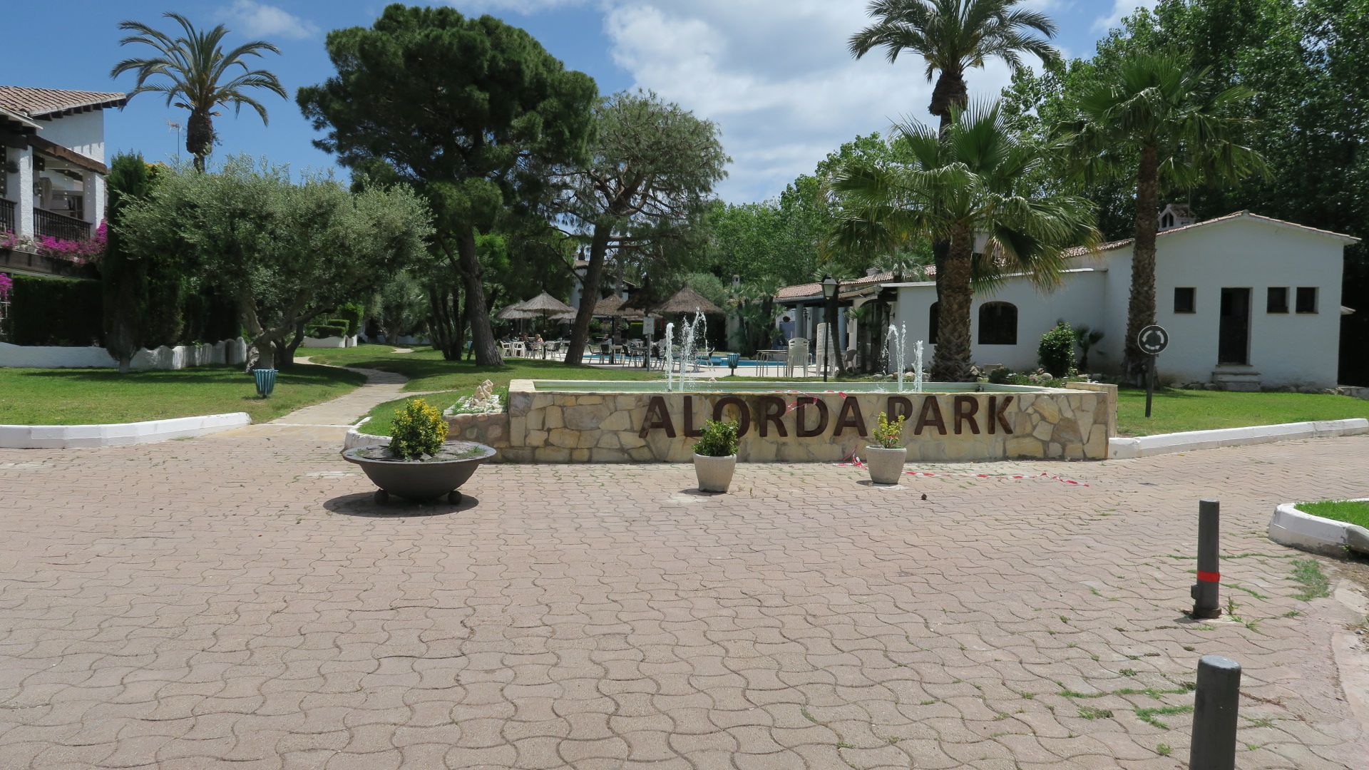 Aparcament de Casa adosada en venda en Calafell amb Calefacció, Jardí privat i Terrassa