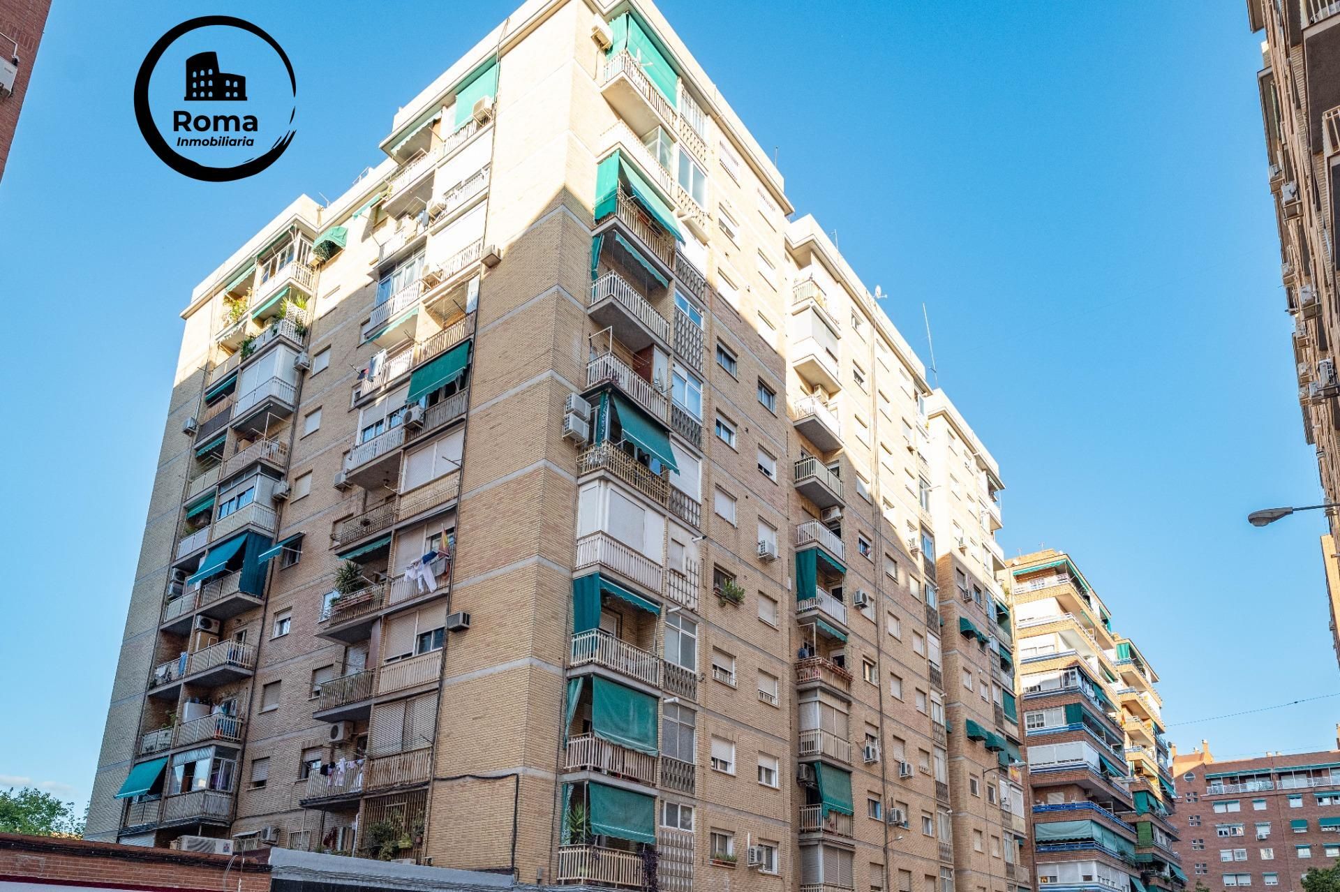 Exterior view of Flat for sale in  Granada Capital  with Balcony
