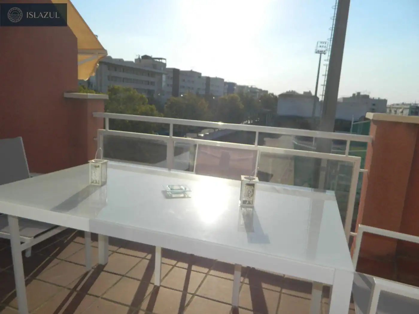 Terraza de Dúplex de alquiler en Isla Cristina con Terraza, Balcón y Piscina comunitaria