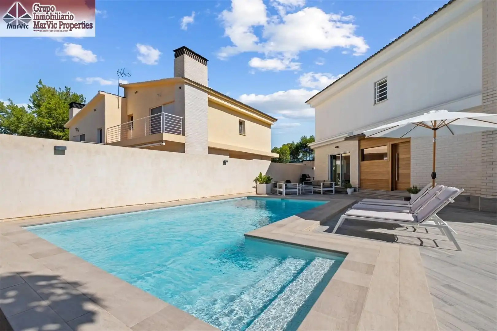 Chalet con piscina en venta en Escandinavia - Cautivador