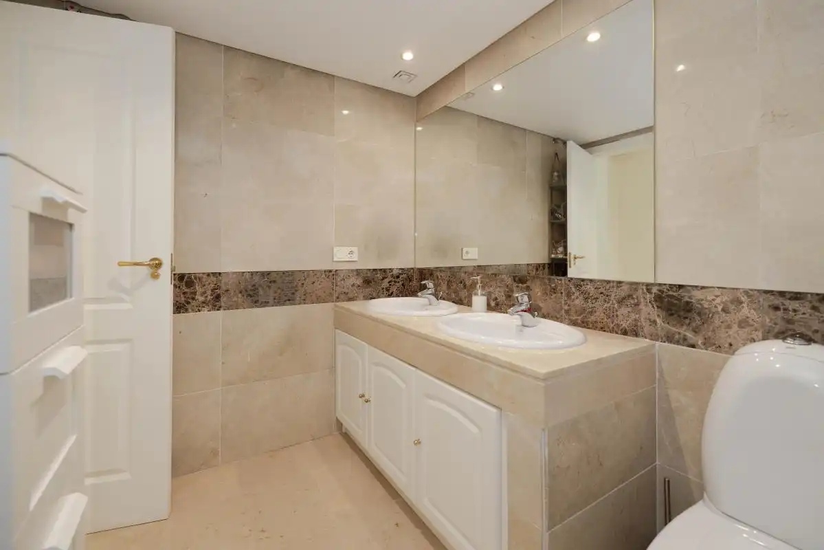 Baño de Piso en venta en Marbella con Aire acondicionado, Calefacción y Jardín privado