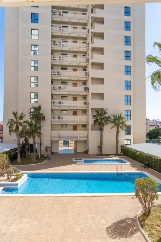 Vista exterior de Apartament en venda en Torrevieja amb Aire condicionat, Calefacció i Jardí privat