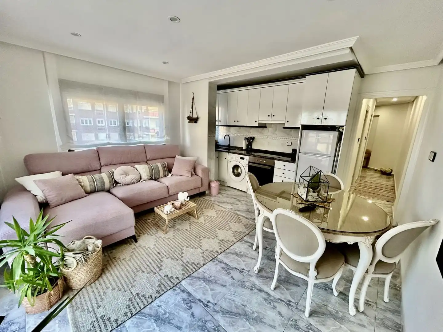 Sala de estar de Piso en venta en Laredo con Calefacción, Terraza y Amueblado