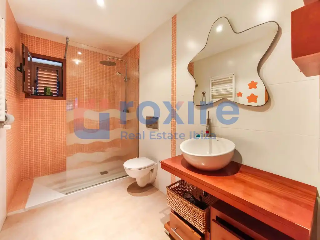 Bany de Casa o xalet en venda en Sant Josep de sa Talaia amb Aire condicionat, Jardí privat i Terrassa