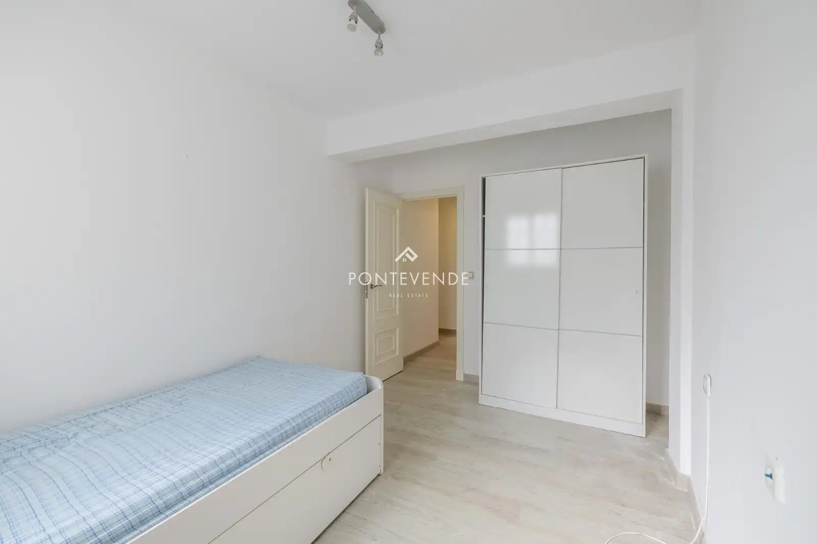 Habitación de Piso en venta en Pontevedra Capital  con Calefacción, Trastero y Amueblado