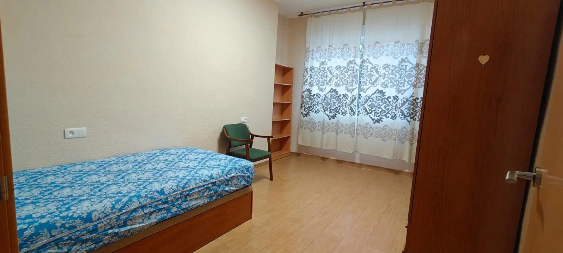 Habitación de Piso para compartir en Granada con Amueblado y Balcón