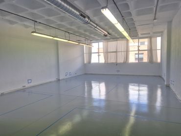 Industrial building with lift to rent in Calle de Tomás Bretón