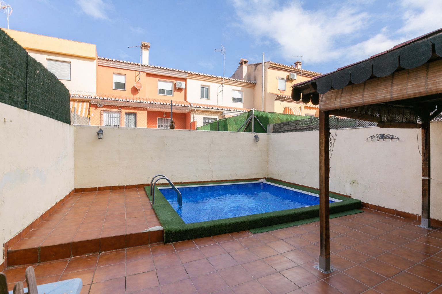 Piscina de Casa adosada en venta en Vegas del Genil con Terraza y Piscina comunitaria