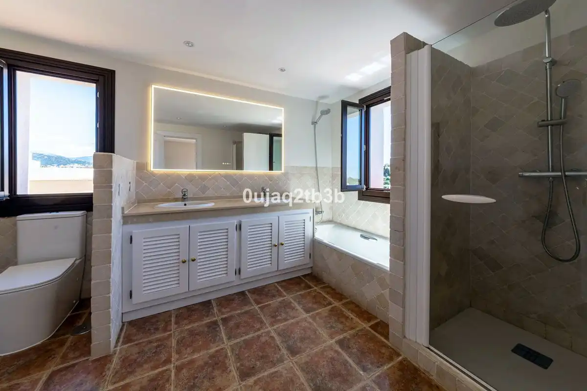 Baño de Casa adosada de alquiler en Estepona con Aire acondicionado, Jardín privado y Terraza