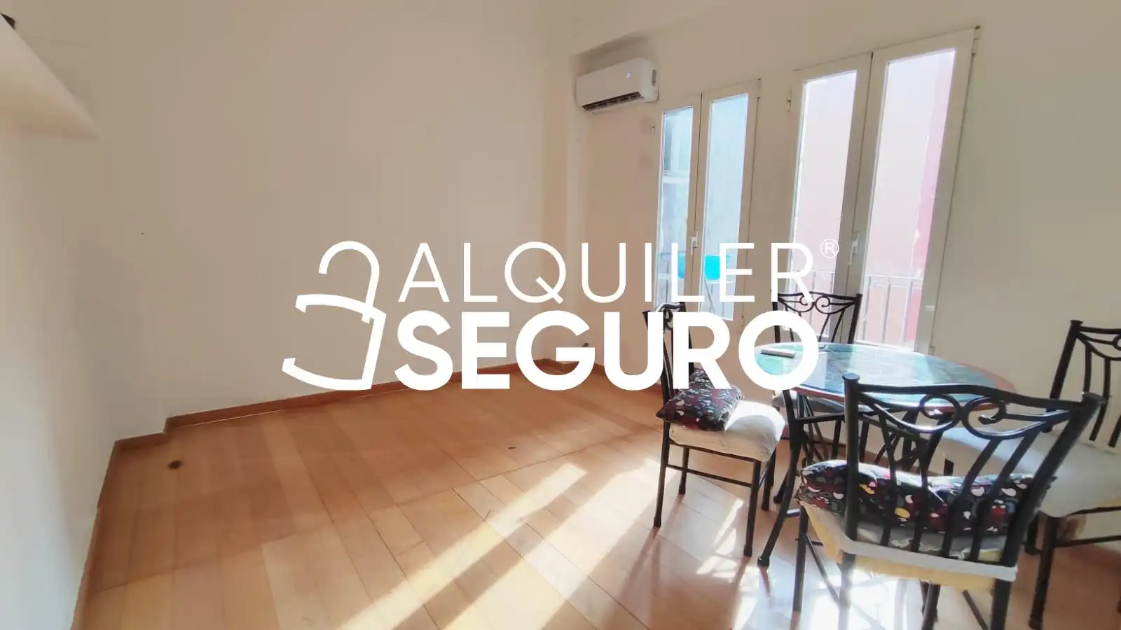 Sala d'estar de Pis de lloguer en Valencia amb Aire condicionat, Terrassa i Moblat