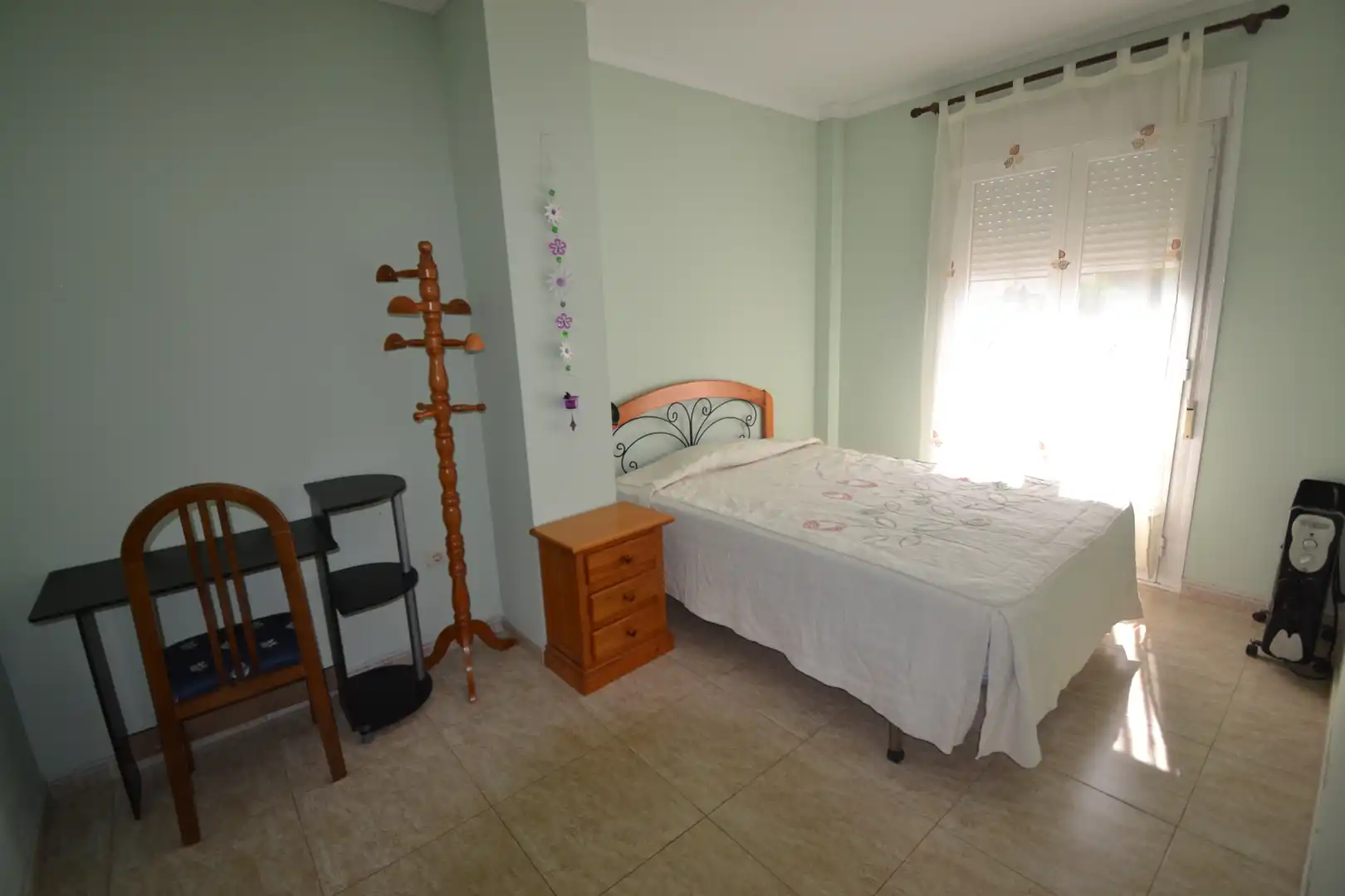 Habitación de Casa adosada en venta en Malpartida de Plasencia con Calefacción, Terraza y Amueblado