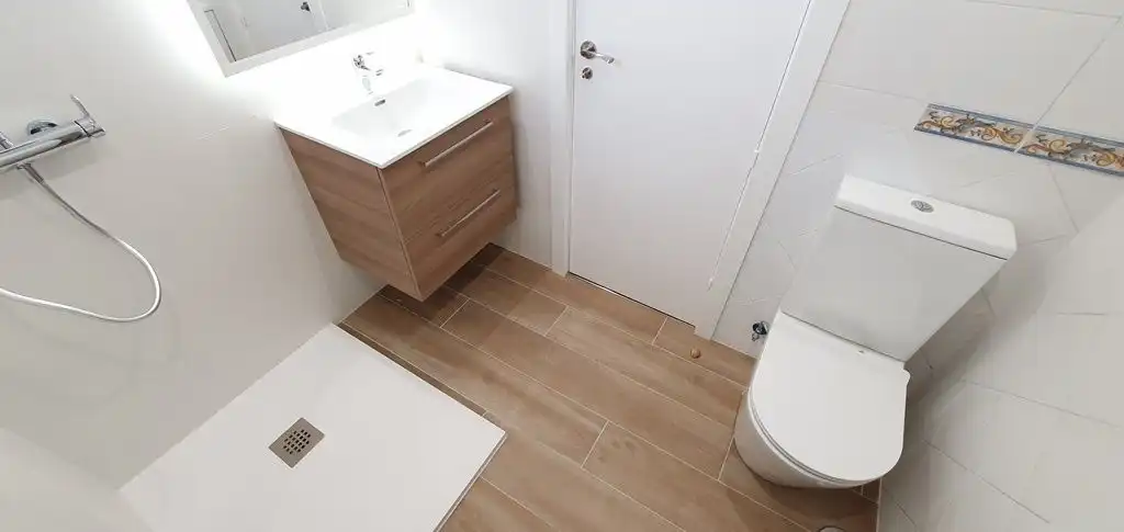 Badezimmer von Wohnungen zur Miete in Madrid mit Klimaanlage, Heizung und Parkett