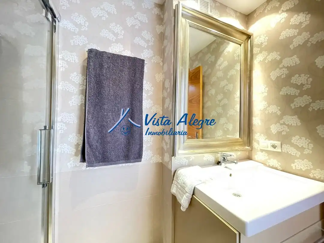 Baño de Ático en venta en Haro con Calefacción, Parquet y Terraza