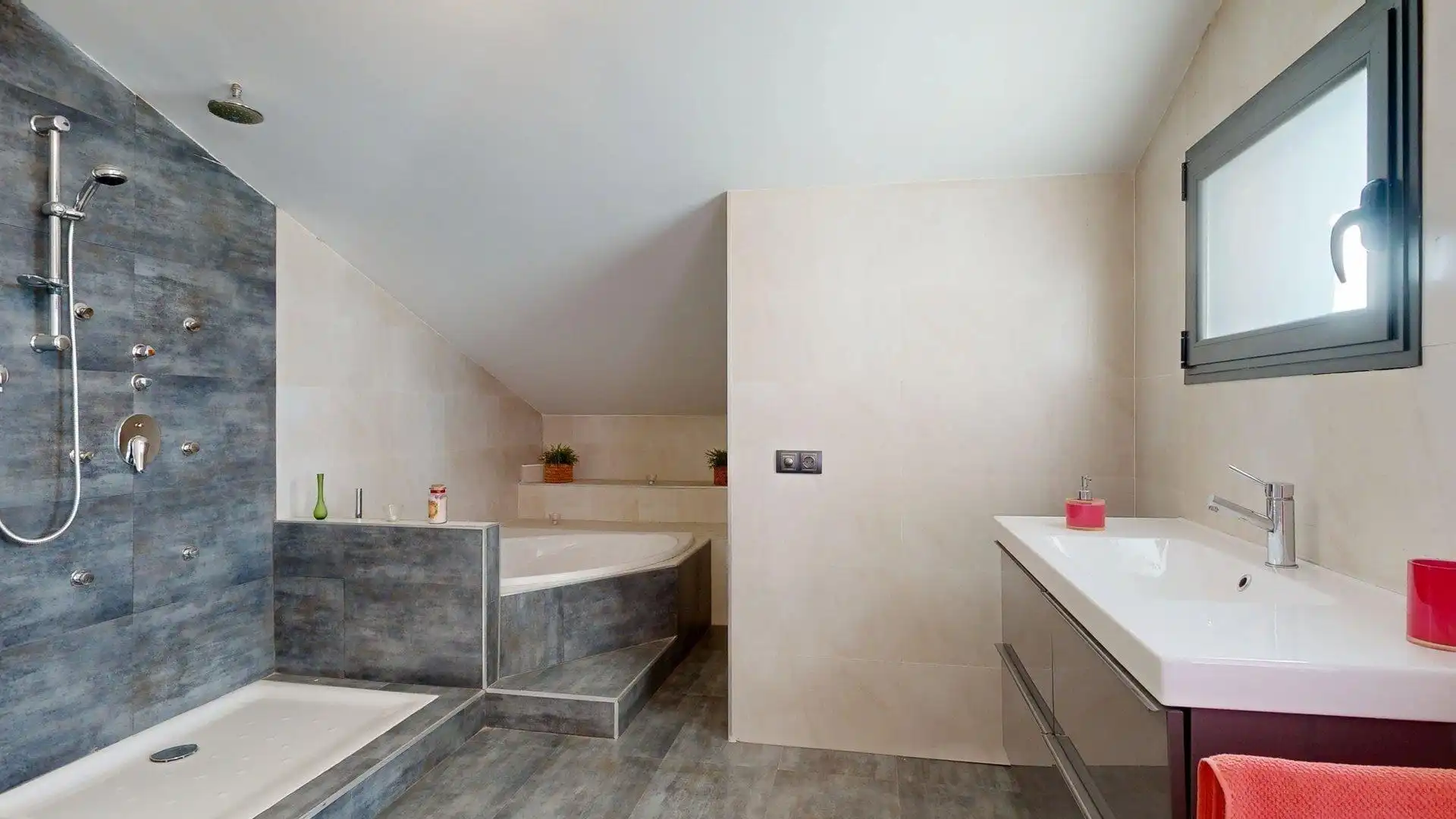 Badezimmer von Haus oder Chalet zum Verkauf in Nuez de Ebro mit Klimaanlage, Heizung und Privatgarten