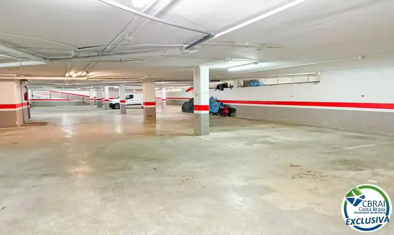 Parking de Dúplex en venta en Figueres con Terraza y Piscina comunitaria